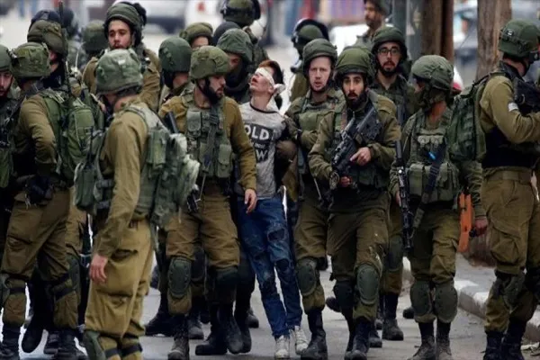 Policía israelí arresta a 3 menores por izar la bandera palestina