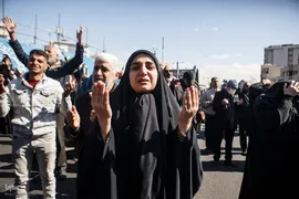 تجمع خودجوش مردم عزادار تهران در میدان انقلاب