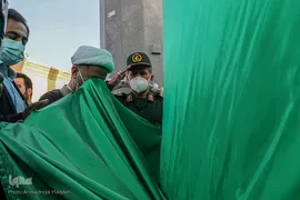 اهتزاز پرچم متبرک به نام امام حسین(ع) در بین‌الحرمین شیراز‎‎