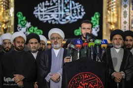 مراسم تعویض پرچم گنبد حرم حضرت اباالفضل العباس(ع) از قرمز به مشکی