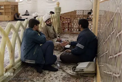 مباحثه طلاب و دانشجویان در حرم حضرت معصومه