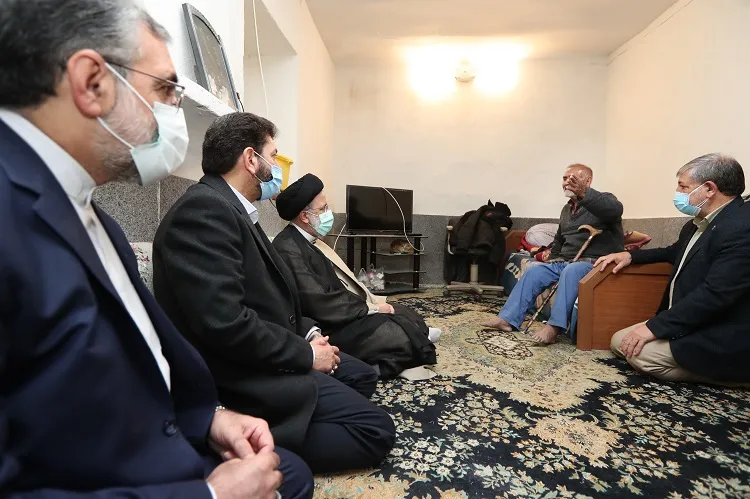 حضور رئیس جمهور در منزل دو شهید سرافراز دوران دفاع مقدس