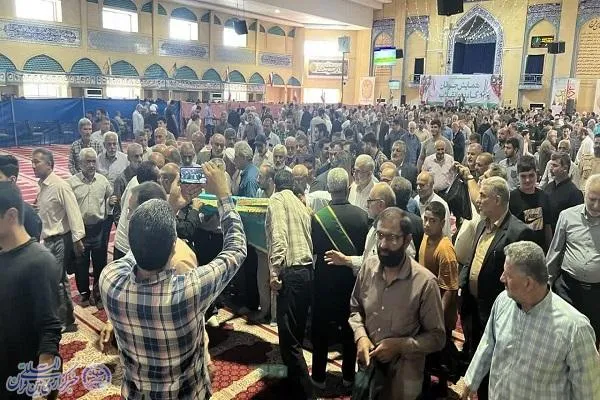 آیین پرچم گردانی مسجد جمکران در نماز جمعه بابلسر