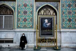 اهتزاز پرچم عزای حسینی بر فراز گنبد حرم رضوی
