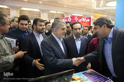 مصافحه دکتر صالحی امیری وزیر ارشاد با دکتر فرزام مدیر عامل خبرگزاری ایکنا 