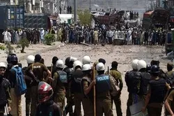 لاہور میں پرتشدد مظاہرے، ڈی ایس پی سمیت 5 پولیس افسران اغوا