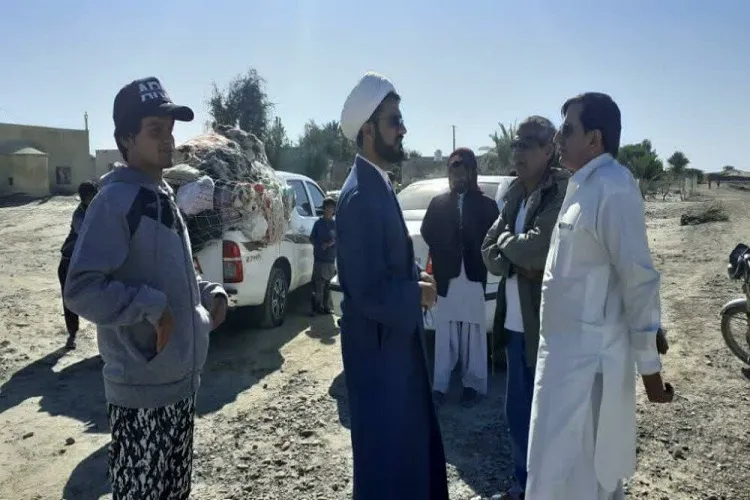 طلاب هرمزگانی به کمک مردم سیل‌زده جاسک رفتند