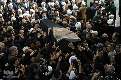 اقامه نماز بر پیکر مرحوم آیت الله هاشمی‌شاهرودی توسط رهبر انقلاب