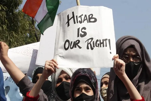 हिजाब विवाद: कर्नाटक जिले में 13 मुस्लिम लड़कियों ने परीक्षा का बहिष्कार किया!