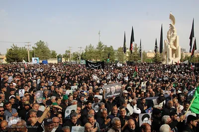 Menschenmassen begleiten Trauerzug für Märtyrer Ayatollah Raisi