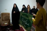 اهدای قرآن و پرچم متبرک جلسه قرآن به خانواده شهید «حیات‌الغیبی»