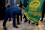 پرچم‌گردانی خادمان حرم امام رضا(ع) در نمایشگاه قرآن + عکس