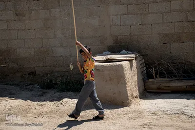 یکی از تفریحات کودکان خرمشهری ماهیگیری است.