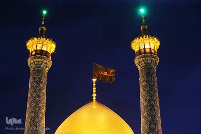 ⁨تعویض پرچم گنبد بارگاه حضرت معصومه(س)