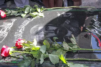 غبارروبی مزار شهدای خراسان جنوبی توسط خبرنگاران