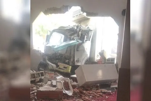 Suudi Arabistan’da kamyon camiye daldı: 5 yaralı