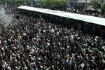 Millionen Menschen bei Trauerfeier für Märtyrer Ayatollah Raisi und seine Gefährte