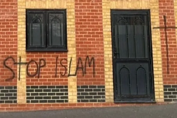 Londra’da cami ve İslami okulların duvarlarına İslam karşıtı sloganlar yazıldı