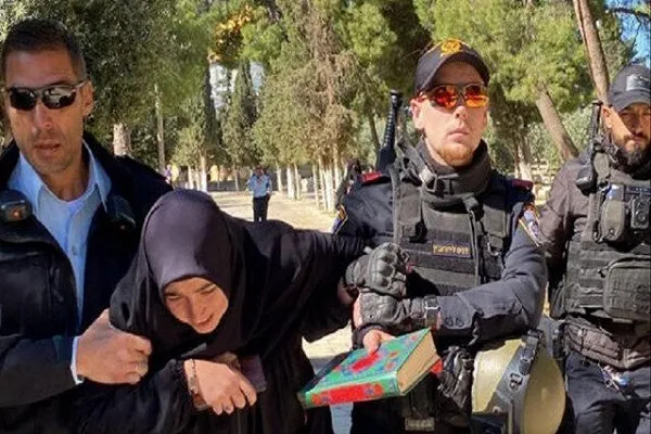 Seorang gadis Turki ditangkap kerana membaca Al-Quran di Masjid Al-Aqsa + video