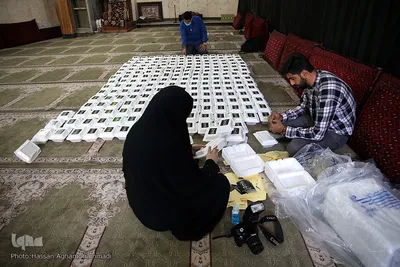 توزیع ۲۰۰۰پرس غذای گرم میان خانواده های محروم و حاشیه نشین تهران و ورامین توسط موسسه خیریه شهدای مدافع حرم استان تهران