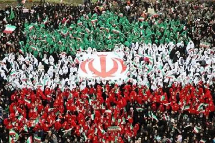 نوای سرود ۵۰۰ نفری دانش‌آموزی در کرمان طنین‌انداز شد