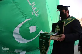 اهتزاز پرچم متبرک به نام امام حسین(ع) در بین‌الحرمین شیراز‎‎