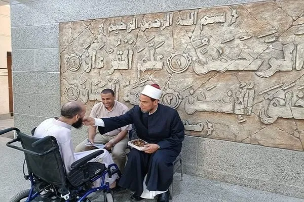 Le comportement louable du directeur d'Al-Azhar avec un lecteur coranique handicapé