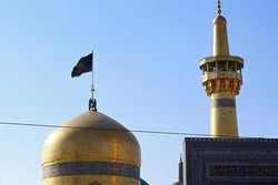 Flagge auf Kuppel des Heiligtums von Imam Rida (a.s) durch eine schwarze getauscht