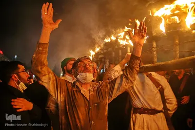 آیین مشعل‌گردانی نجفی‌های مقیم قم در شب تاسوعای حسینی