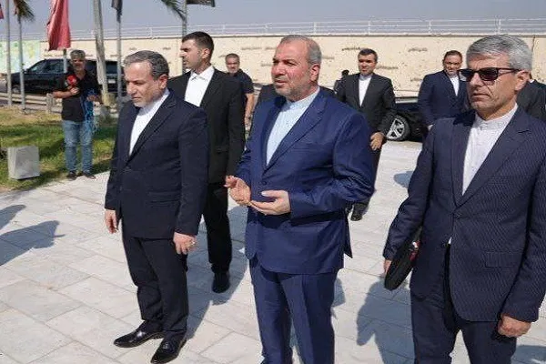 ادای احترام عراقچی به شهیدان سلیمانی و المهندس