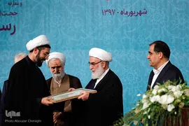 اهدای حکم ریاست جدید نهاد نمایندگی مقام معظم رهبری در دانشگاه‌ها به حجت الاسلام رستمی توسط حجت الاسلام محمدی گلپایگانی