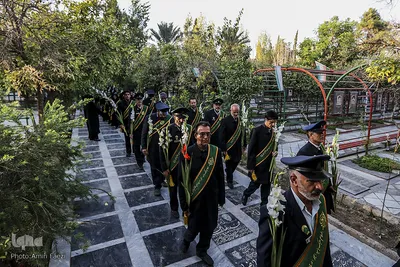 گلباران قبور شهداي دفاع مقدس توسط خادمان حرم شاهچراغ(ع) شيراز