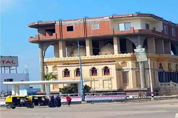 تصویر خانه ساخته شده  روی یک مسجد در مصر جنجال‌برانگیز شد