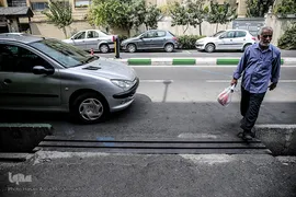 پارک خودرو در مسیر عابرین پیاده و پل