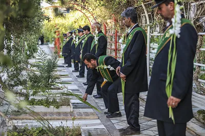 گلباران قبور شهداي دفاع مقدس توسط خادمان حرم شاهچراغ(ع) شيراز