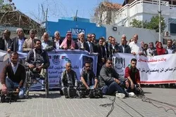 وقفة لإعلاميين في غزة تنديداً بقتل إسرائيل 