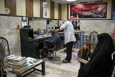 در این آرایشگاه برای هر سنی  قرآنی کودکان را با کتاب های مذهبی و جذاب  سرگرم می کند.