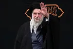 قلب ما بشکاف، بنگر در درون او زنده است