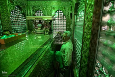 آیین غبارروبی حرم مطهر حضرت احمدبن موسی الکاظم علیهماالسلام، با حضور خانواده‌های مکرم شهدا