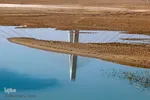 نمایی متفاوت که خشکسالی رودخانه کارون روبروی پل کابلی اهواز را نشان می‌دهد.