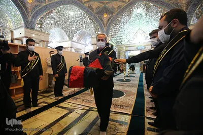 تعویض پرچم گنبد حرم رضوی در آغاز ماه محرم