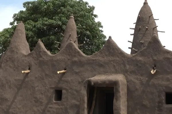 Fin des travaux de réhabilitation d'une mosquée de style soudanais en Côte d'Ivoire