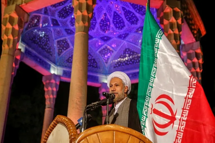 آنچه حافظ برای انسان معاصر دارد/ غزلیات حافظ به سلامت معنوی و اجتماعی کمک می‌کند
