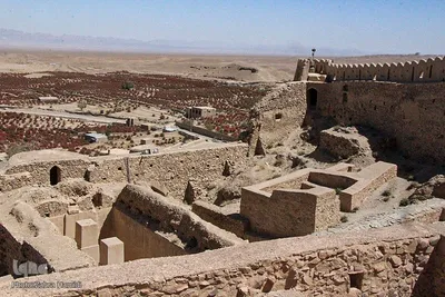 قلعه‌ای در سرزمین ناشناخته‌ها
