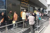 حضور تاکسیرانان متقاضی تاکسی‌های برقی برای دریافت تسهیلات بانکی خرید آیون