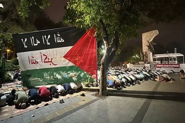 تلاوت قرآن در راهپیمایی همبستگی با مردم فلسطین در استانبول