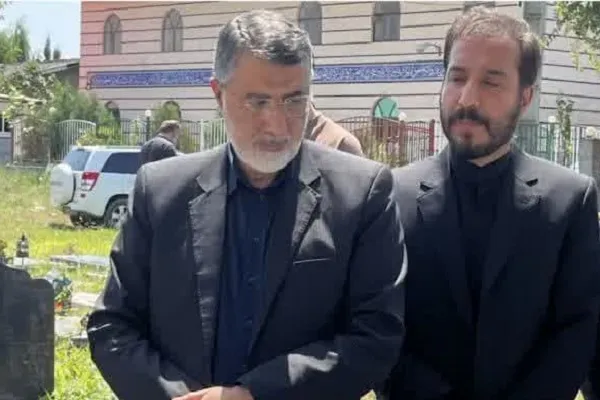 غبار روبی عطرفشانی گلزار شهدای روستای صلحدار کلا بابل