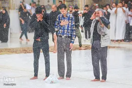 برکت باران در ماه مبارک رمضان در حرم حضرت علی(ع)