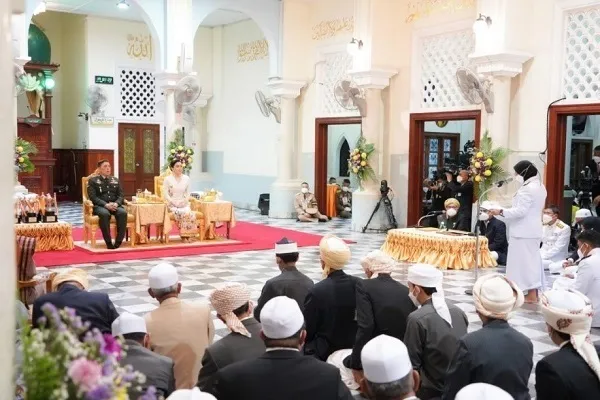 Patani kral ve kraliçesi ülkedeki Kur'an karilerini ödüllendirdi