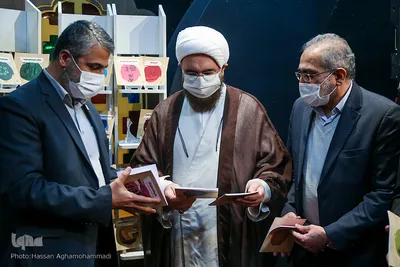 مراسم رونمایی از مجموعه کتب چهل جلدی گام به گام